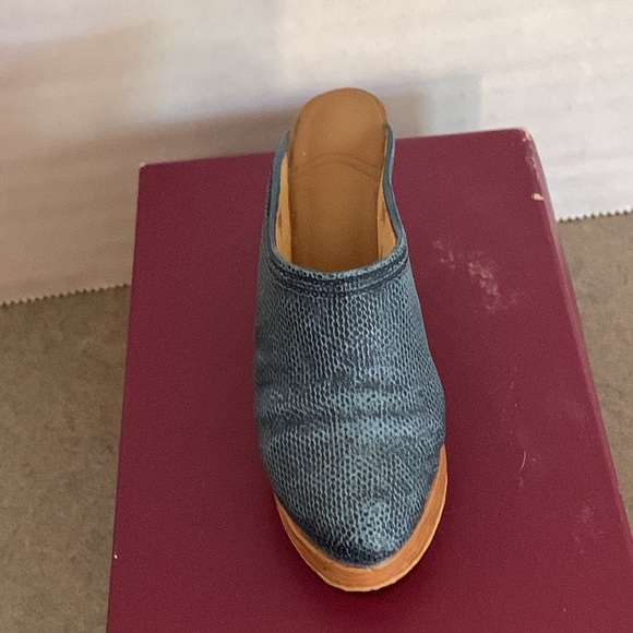 Just the Right Shoe - New - Picture 2 of 7